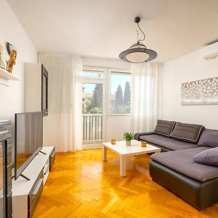 Seaview @ Bacvice Perfect Location Apartment